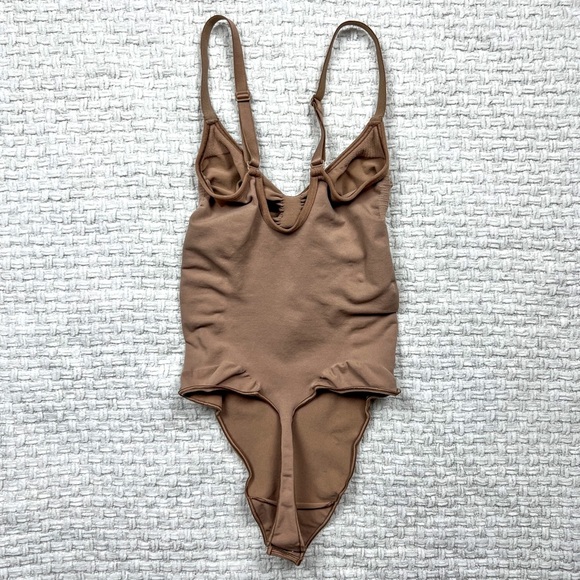 Skims Seamless Sculpt Thong Bodysuit - Picture 5 of 8